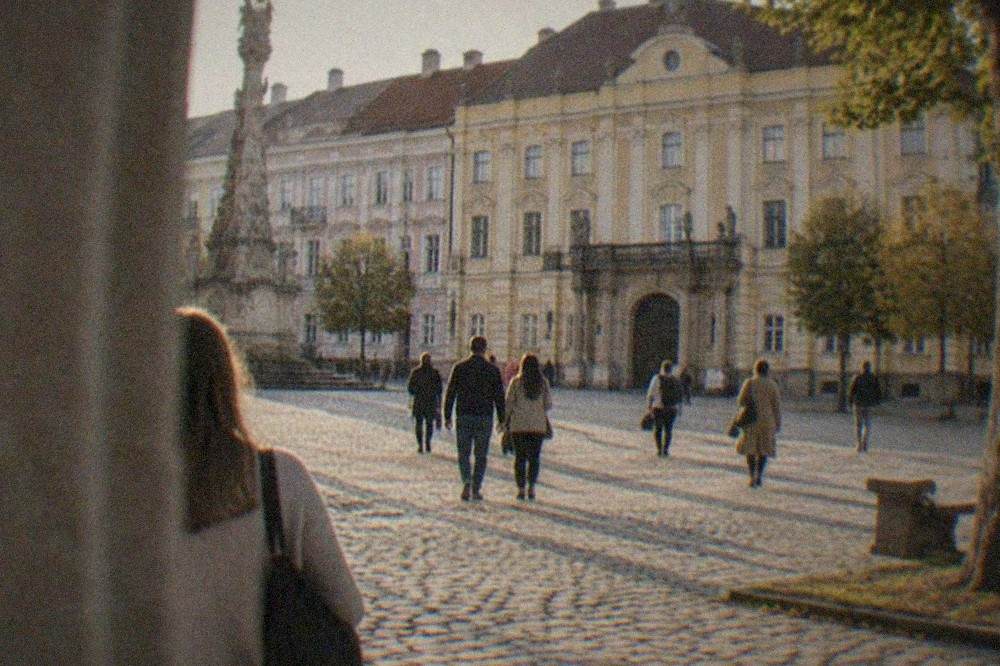 Visitors walking across the paved Union Square toward the museum palace entrance